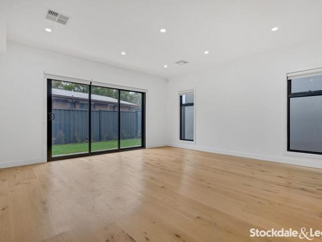 Modern Townhouse Living in Sunbury!