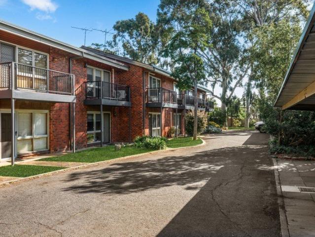 Modern Townhouse Living Opposite Burnside Village
