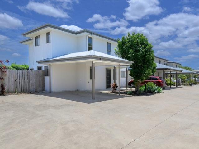 Modern Townhouse Located In Quiet Complex
