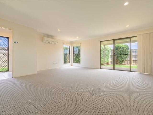 Modern Townhouse Located In Quiet Complex