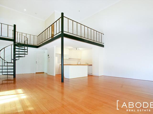 MODERN TOWNHOUSE, PRIVATE COURTYARD!