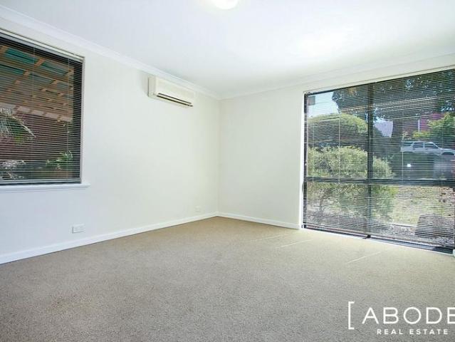 MODERN TOWNHOUSE, PRIVATE COURTYARD!