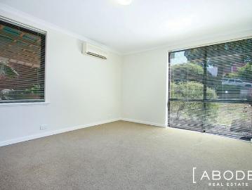 MODERN TOWNHOUSE, PRIVATE COURTYARD!