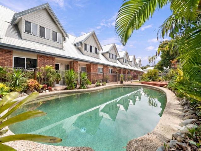 MODERN TOWNHOUSE, QUIET COMPLEX, LARGE LIVING SPACE + COURTYARD