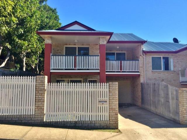 Modern Townhouse Quite & Convenient Walk to Westfield