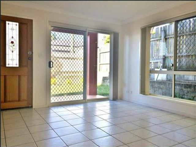 Modern Townhouse Quite & Convenient Walk to Westfield