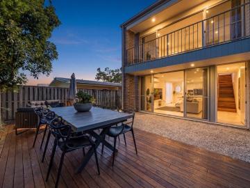 Modern Townhouse Ready to Move In Owners Relocating