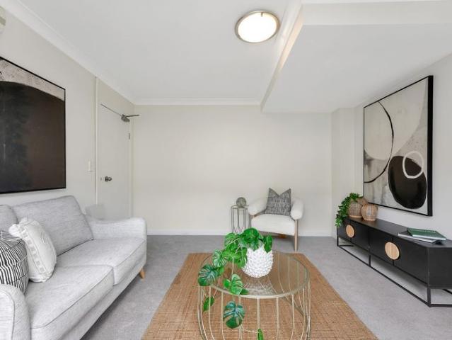 Modern Townhouse Style Apartment & Moments from Waterfront