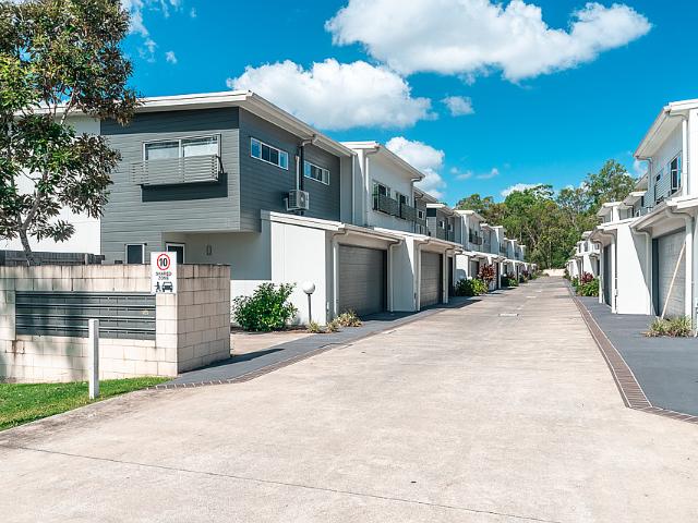 Modern Townhouse | SEMI FURNISHED!