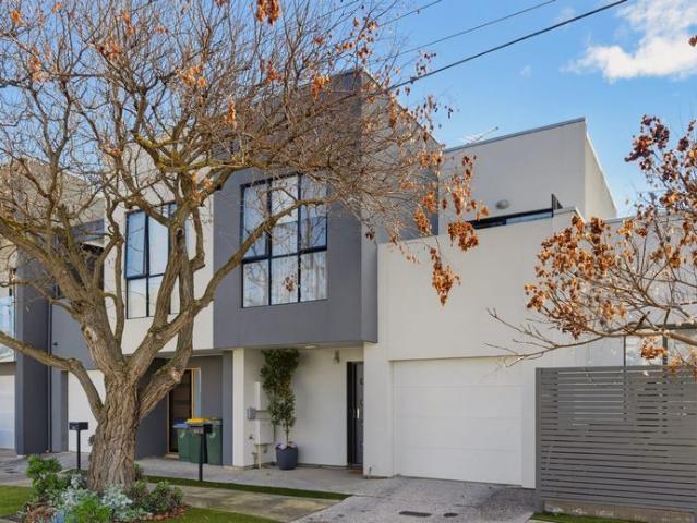 Modern Townhouse short walk to Collins Reserve