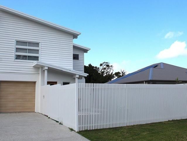 Modern Townhouse. Walk to the beach