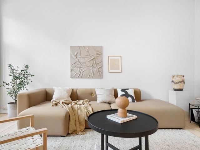Modern Townhouse walk to the Station! Contact Agent!