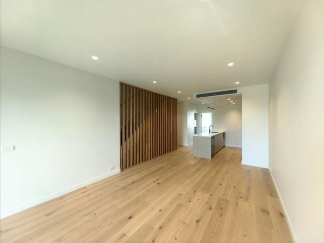 MODERN TOWNHOUSE WITH 4 BEDROOMS & 3.5 BATHROOMS