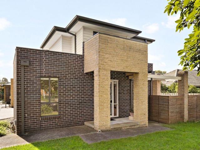 Modern Townhouse with Courtyard Living