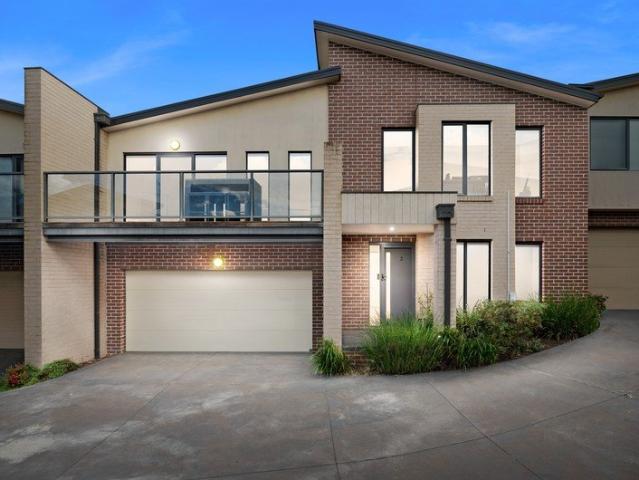 Modern townhouse with downstairs main ensuite