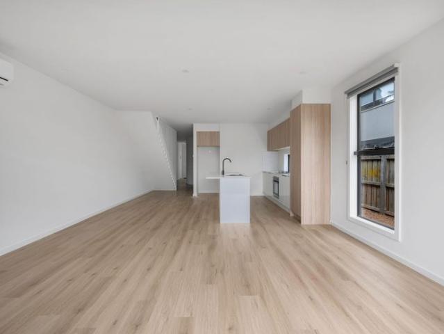 Modern Townhouse with Dedicated Study in Prime Albion Location!