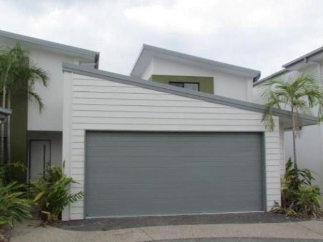 MODERN TOWNHOUSE WITH OWN YARD AND POOL IN COMPLEX
