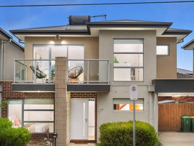 MODERN TOWNHOUSE WITH NORTH FACING BALCONY