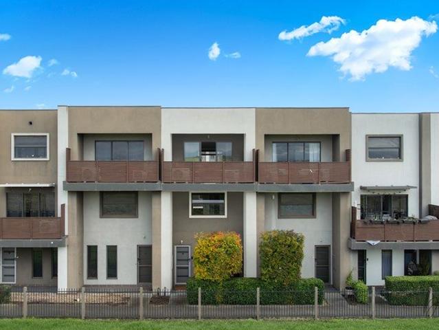 Modern Townhouse with Space, Style & Stunning Views