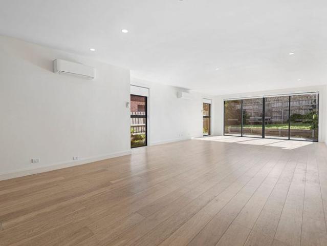 Modern Townhouse with Spacious Living and Low Maintenance Outdoor Area