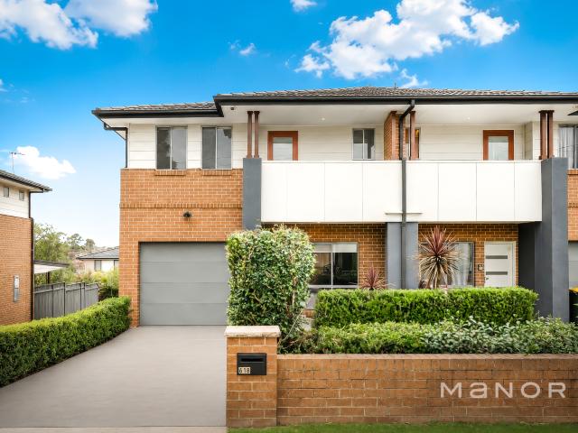 Modern Townhouse with Street Frontage | Walk to City & Parramatta Buses