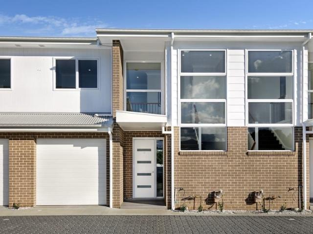 Modern Townhouse With Private Courtyard