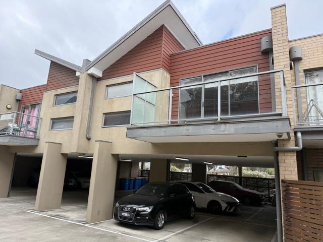 MODERN TOWNHOUSE WITH QUALITY FEAUTURES IN CONVENIENT LYNBROOK LOCATION!