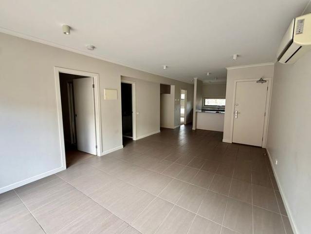 MODERN TOWNHOUSE WITH QUALITY FEATURES IN CONVENIENT LYNBROOK LOCATION!