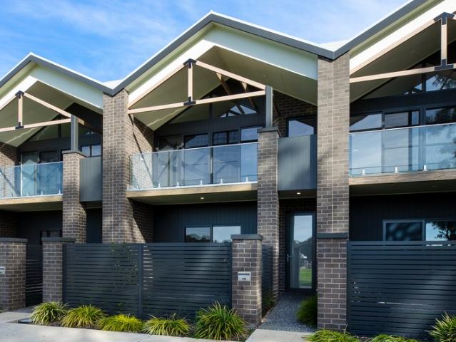 MODERN TOWNHOUSE WITH VIEWS