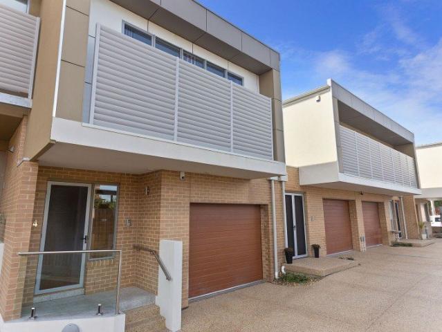 Modern townhouse within walking distance to beach