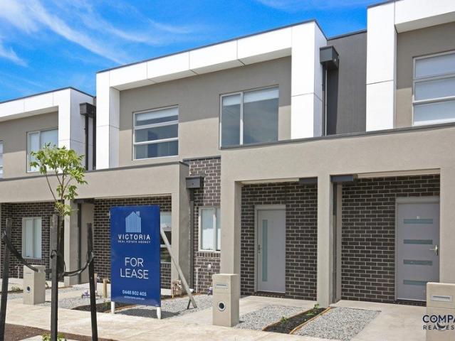 MODERN TOWNHOUSE!
