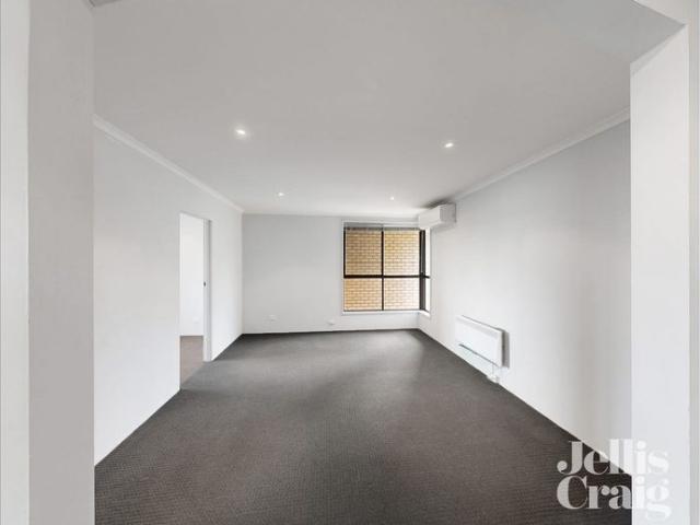 MODERN TOP FLOOR APARTMENT