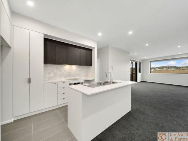 Modern top floor apartment in the heart of Googong