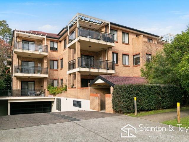 MODERN TOP FLOOR APARTMENT IN A QUIET LOCATION MOMENTS FROM PENRITH CBD