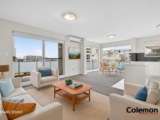 Modern Top Floor Apartment in Prime Location