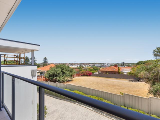Modern top floor apartment in prime spearwood location!