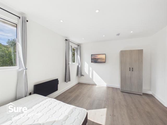 Modern Top Floor Double Room with En Suite in Hemel Hempstead