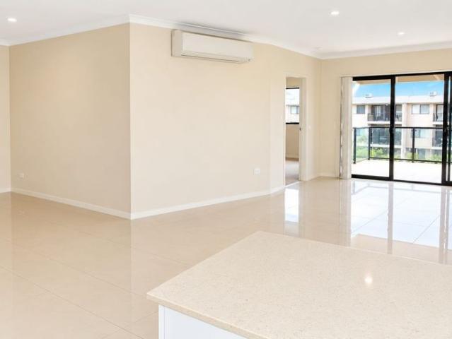 MODERN TOP FLOOR LIVING | BOUTIQUE COMPLEX | MOMENTS FROM THE BROADWATER