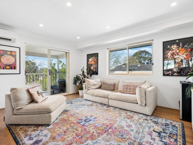 Modern top floor retreat of unbeatable convenience