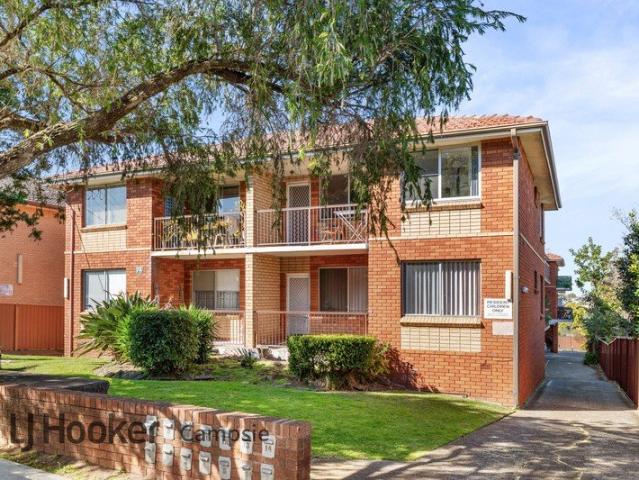 Modern Top Floor Two Bedroom Apartment with Undercover Parking