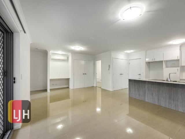 MODERN, TOP FLOOR 2 BEDROOM UNIT IN GREAT LOCATION