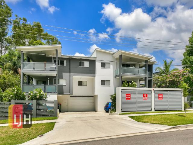 MODERN, TOP FLOOR 2 BEDROOM UNIT IN GREAT LOCATION