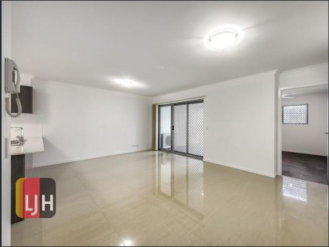 MODERN, TOP FLOOR 2 BEDROOM UNIT IN GREAT LOCATION