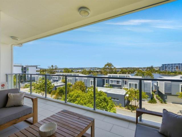 Modern top floor 2 Bedroom Unit with Lake Orr Views
