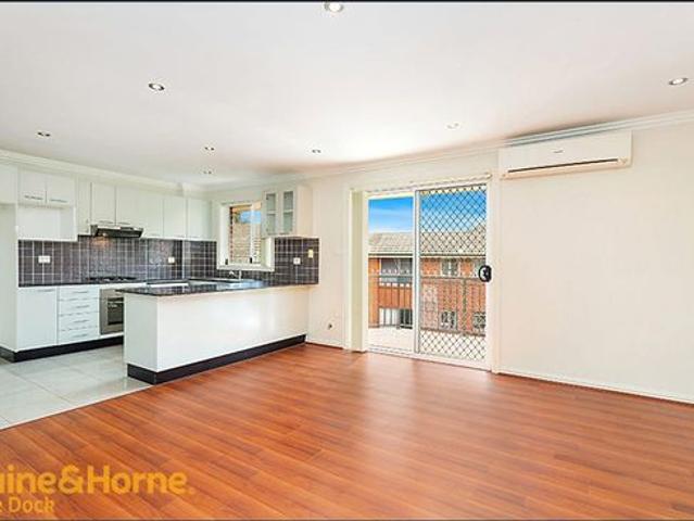 Modern Top Floor 2 Bedroom Apartment Conveniently Located