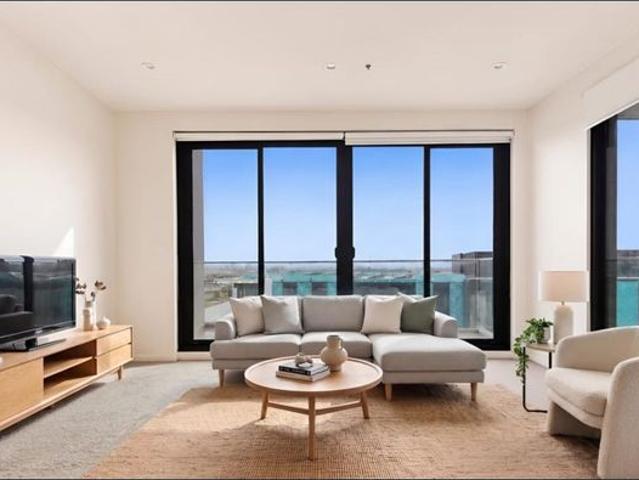 Modern Top Floor 2 Bedroom Apartment Mosaic Complex