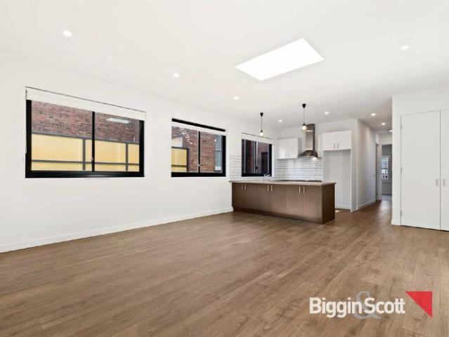 MODERN TOP FLOOR 2 BEDROOM RESIDENCE IN FANTASTIC LOCATION