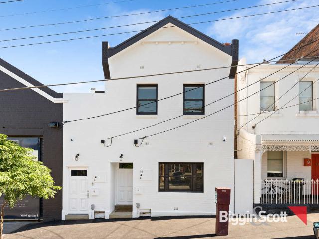 MODERN TOP FLOOR 2 BEDROOM RESIDENCE IN FANTASTIC LOCATION