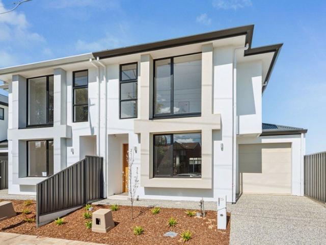 Modern Torrens Title Street Fronted Townhouse in Great Location with City & Beach at Your Doorstep!