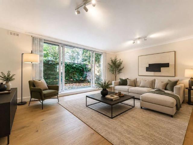 Modern terraced 5 bedroom, 4 bathroom house, combining modern finishes with generous proportions and excellent natural light throughout